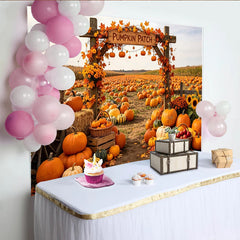 Lofaris Herbstlicher Kürbisfeld Hintergrund mit Holzportal und Blättern, stimmungsvolle Fotokulisse für Erntedank und Herbstfeste
