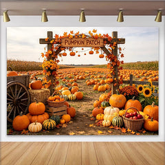 Lofaris Herbstlicher Kürbisfeld Hintergrund mit Holzportal und Blättern, stimmungsvolle Fotokulisse für Erntedank und Herbstfeste