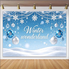 Lofaris Festlicher Winterhintergrund mit blauen und silbernen Kugeln, elegante Kulisse für Winterparty und Fotoshooting