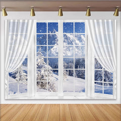 Lofaris Winterlandschaft Fenster Hintergrund mit verschneiten Bergen, fallender Schnee und gemütliche Fotowand für Winterfotoshootings