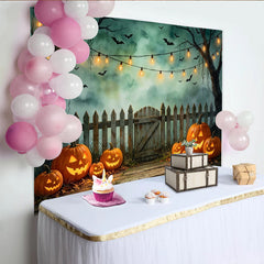 Lofaris Gruseliger Halloweenhintergrund mit leuchtenden Kürbissen und Fledermäusen, Holzzaun und Lichterkette für stimmungsvolle Partys