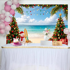 Lofaris Weihnachtsstrandhintergrund mit Palmen und Schneemann, festliche Kulisse für Winterurlaub und Fotoshooting