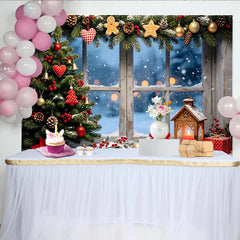 Lofaris Gemütlicher Weihnachtshintergrund mit geschmücktem Baum und verschneitem Fenster, festliche Kulisse für Winterfotoshootings
