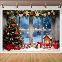 Lofaris Gemütlicher Weihnachtshintergrund mit geschmücktem Baum und verschneitem Fenster, festliche Kulisse für Winterfotoshootings