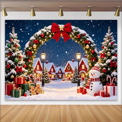 Lofaris Schneebedeckter Weihnachtsdorf Hintergrund mit Tannenbäumen und Schneemann, festliche Kulisse für Winterparty Dekoration