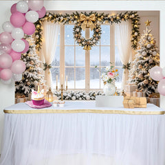 Lofaris Eleganter Weihnachtshintergrund mit verschneitem Fenster und goldenen Dekorationen, für festliche Winterfotografie Dekoration