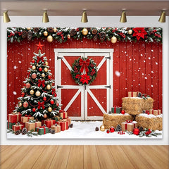 Lofaris Roter Scheunentor Weihnachtshintergrund mit Tannenbaum und Geschenken, verschneite Winterkulisse für festliche Fotografie