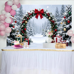 Lofaris Verschneiter Weihnachts-Hintergrund mit festlichem Bogen und Geschenken, winterliche Fotokulisse für stimmungsvolle Familienfotos