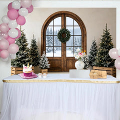 Lofaris Verschneiter Weihnachtsbaum Hintergrund mit rustikaler Holztür und Kranz, gemütliche Winterkulisse für festliche Fotoshootings