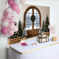 Lofaris Verschneiter Weihnachtsbaum Hintergrund mit rustikaler Holztür und Kranz, gemütliche Winterkulisse für festliche Fotoshootings