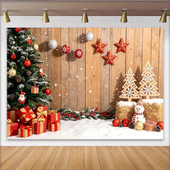 Lofaris Festlicher Weihnachtshintergrund mit Weihnachtsbaum Geschenken und Schnee, rustikale Holzwand Kulisse für Winter Fotografie