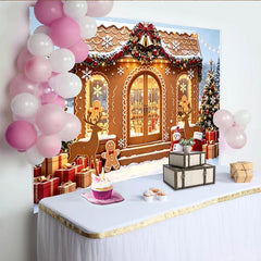 Lofaris Schneebedeckter Lebkuchenhaus-Weihnachtshintergrund mit festlichen Bäumen, gemütliche Winter-Fotokulisse für Partydekoration