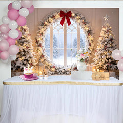 Lofaris Schneebedeckter Weihnachts-Hintergrund mit Bäumen und Fensterbogen, festliche Winterkulisse für Fotoshooting und Partydekoration