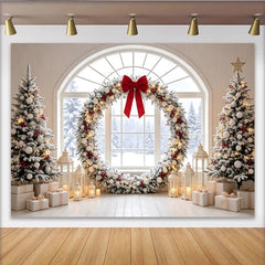 Lofaris Verschneiter Weihnachts-Hintergrund mit Bäumen und Kranz, roter Schleife, elegante Fotokulisse für Winter und festliche Dekoration