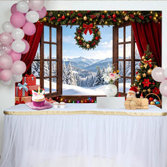 Lofaris Gemütlicher Weihnachtshintergrund mit rotem Vorhang und verschneitem Fensterblick, festliche Kulisse für Winterfotoshootings