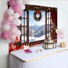 Lofaris Gemütlicher Weihnachtshintergrund mit rotem Vorhang und verschneitem Fensterblick, festliche Kulisse für Winterfotoshootings