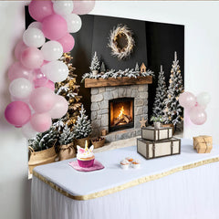 Lofaris Beschneiter Weihnachts-Kaminhintergrund mit Bäumen und Lichterketten, gemütliche Winterkulisse für festliche Fotoshootings
