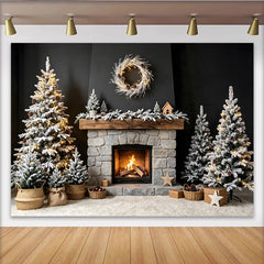 Lofaris Beschneiter Weihnachts-Kaminhintergrund mit Bäumen und Lichterketten, gemütliche Winterkulisse für festliche Fotoshootings