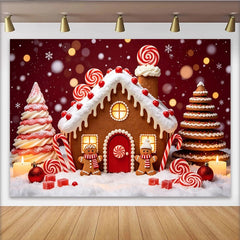 Lofaris festlicher Lebkuchenhaus Weihnachtshintergrund mit Zuckerstangen und Schnee, rote Fotokulisse für Winterparty Dekoration
