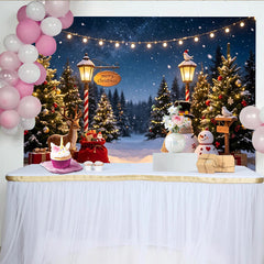 Lofaris Winterlicher Weihnachtshintergrund mit Schneemann, Tannenbäumen und Geschenken, festliche Kulisse für Winterwunderland-Fotografie