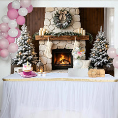 Lofaris Gemütlicher Weihnachtshintergrund mit Kamin und verschneiten Weihnachtsbäumen, festliche Kulisse für Winterfotos und Familienfeiern