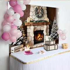 Lofaris Gemütlicher Weihnachtshintergrund mit Kamin und verschneiten Weihnachtsbäumen, festliche Kulisse für Winterfotos und Familienfeiern