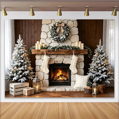 Lofaris Gemütlicher Weihnachtshintergrund mit Kamin und verschneiten Weihnachtsbäumen, festliche Kulisse für Winterfotos und Familienfeiern