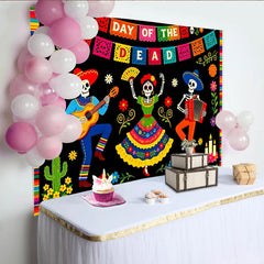Lofaris Farbenfroher Dia de los Muertos Hintergrund mit tanzenden Skeletten und Blumen, festliche Fotowand für mexikanische Partys
