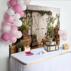 Lofaris Rustikaler Bauernhof Hintergrund mit weißer Scheunentür und Efeu, ländliche Fotokulisse für Fotoshooting und Eventdekoration