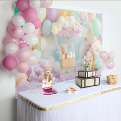 Lofaris Pastellfarbener Teddybär Babyparty-Hintergrund mit Luftballons und Wolken, verträumte Kulisse für Kindergeburtstag