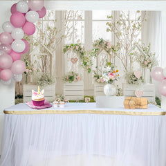 Lofaris Romantischer Frühlingshintergrund mit zarten rosa Blumen, grünes Moos und weißen Holzkisten, elegante Fotokulisse für Porträts