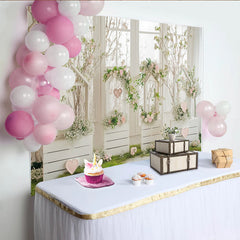 Lofaris Romantischer Frühlingshintergrund mit zarten rosa Blumen, grünes Moos und weißen Holzkisten, elegante Fotokulisse für Porträts