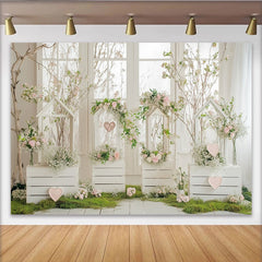 Lofaris Romantischer Frühlingshintergrund mit zarten rosa Blumen, grünes Moos und weißen Holzkisten, elegante Fotokulisse für Porträts