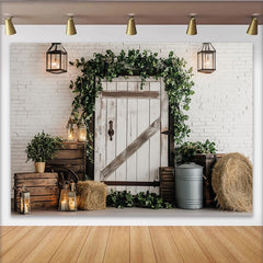 Lofaris Rustikaler Bauernhof-Fotohintergrund mit weißer Holztür und grünen Ranken, dekorative Kulisse für professionelle Fotostudios