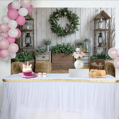 Lofaris Rustikaler Fotohintergrund mit weißer Holzplankenwand und grünem Kranz, perfekte Bauernhof-Kulisse für professionelle Fotoshootings