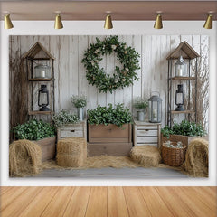 Lofaris Rustikaler Fotohintergrund mit weißer Holzplankenwand und grünem Kranz, perfekte Bauernhof-Kulisse für professionelle Fotoshootings