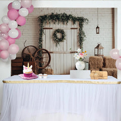 Lofaris Rustikaler Scheunen-Fotohintergrund mit Holztür, Ziegelwand und Grünpflanzen, Landhausstil Fotokulisse für Fotoshooting