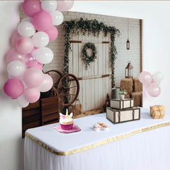 Lofaris Rustikaler Scheunen-Fotohintergrund mit Holztür, Ziegelwand und Grünpflanzen, Landhausstil Fotokulisse für Fotoshooting