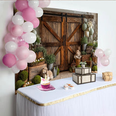 Lofaris Rustikaler Osterhintergrund mit Holzscheunentor Hasen und Eiern, perfekte Fotokulisse für Frühlings- und Osterfotoshootings