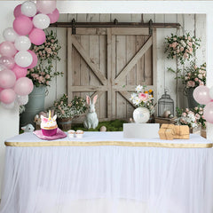 Lofaris Rustikaler Osterhintergrund mit Scheunentür, rosa Blumen und weißen Hasen, charmante Frühlingsdekoration für Fotoshooting und Event