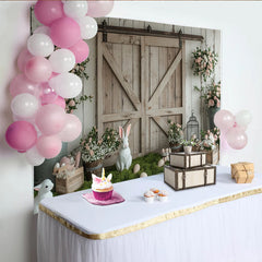 Lofaris Rustikaler Osterhintergrund mit Scheunentür, rosa Blumen und weißen Hasen, charmante Frühlingsdekoration für Fotoshooting und Event