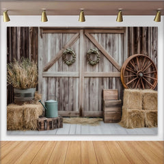 Lofaris Rustikaler Bauernhof-Fotohintergrund mit Holztür und Heuballen, Vintage-Fotokulisse für professionelles Fotostudio