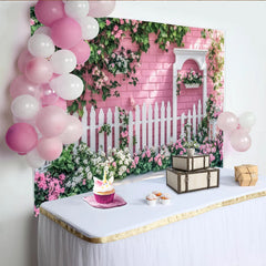 Lofaris Rosa Blumengarten Fotohintergrund mit weißem Zaun und grünen Ranken, idyllische Kulisse für Porträtfotoshootings und Events