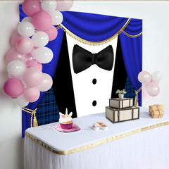 Lofaris Blauer Smokinghintergrund mit goldener Borte und schwarzer Fliege, elegante Kulisse für Events und professionelle Fotografie