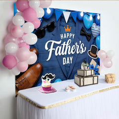 Lofaris Blauer Vatertags-Hintergrund mit Anzug, Fliege und Ballons, stilvolles Hintergrundbild für festliche Anlässe und Fotoshootings