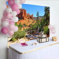 Lofaris Roter Canyon-Landschaftshintergrund mit Fluss und Brücke, natürliche Fotokulisse für professionelle Fotografie und Studioaufnahmen