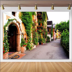 Lofaris Grüner Blumenstraßen-Hintergrund mit roten Rosen und Efeu, charmante Kulisse für Porträtfotografie und Hochzeitsbilder