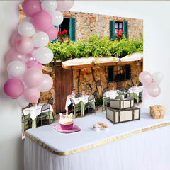 Lofaris Mediterraner Straßencafé Hintergrund mit rustikaler Steinwand und grünen Pflanzen, Fotokulisse für Fotoshooting und Eventdekoration