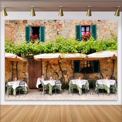 Lofaris Mediterraner Straßencafé Hintergrund mit rustikaler Steinwand und grünen Pflanzen, Fotokulisse für Fotoshooting und Eventdekoration