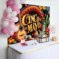 Lofaris Lebendiger Cinco de Mayo Hintergrund mit Gitarre und bunten Blumen, festliche mexikanische Fotowand für Partys und Fotoshootings